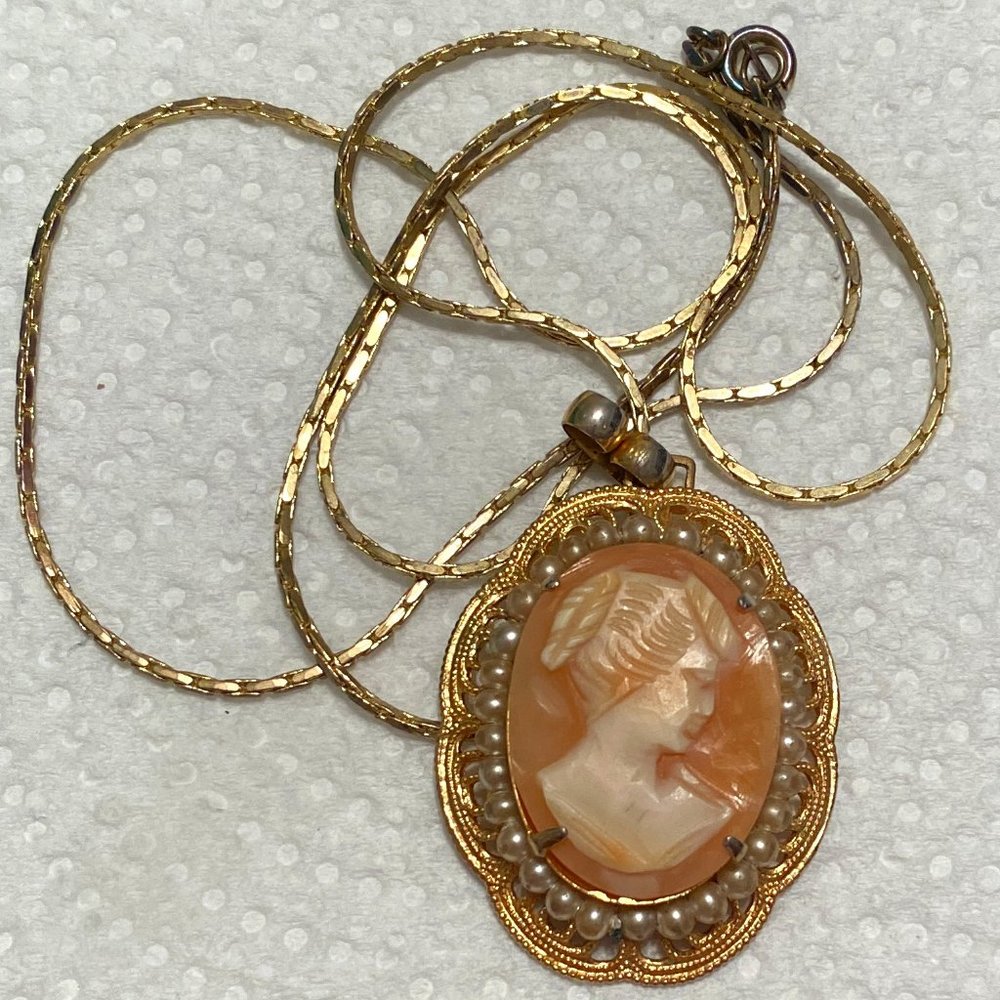 Cameo pendant with chain in goldtone